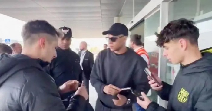 65b51b2e-dda7-422b-a11a-187192053fb1.jpg.ren.jpg [TB] 킬리안 음바페, 바르셀로나 공항에서 발견